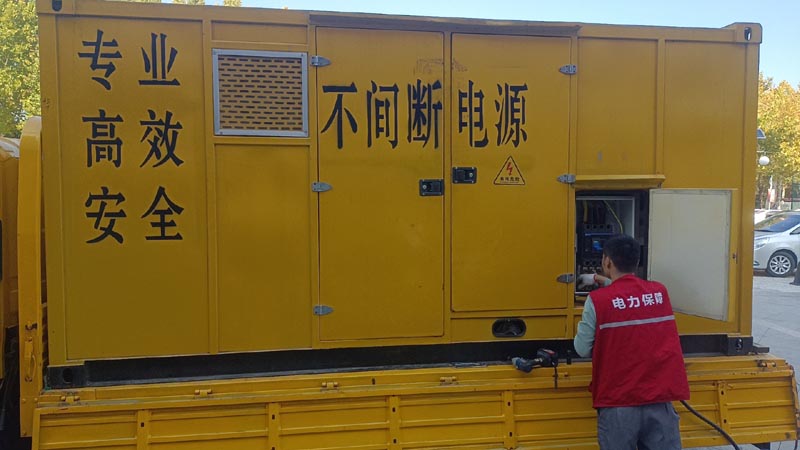 班戈柴油发电机组和UPS电源配合使用时，如何避免切换过程中的电力中断？